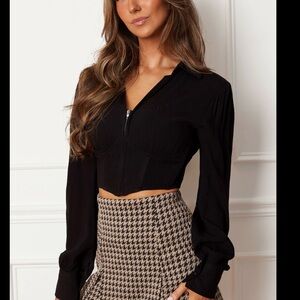Black Long-Sleeve Zip Crop Top - Women